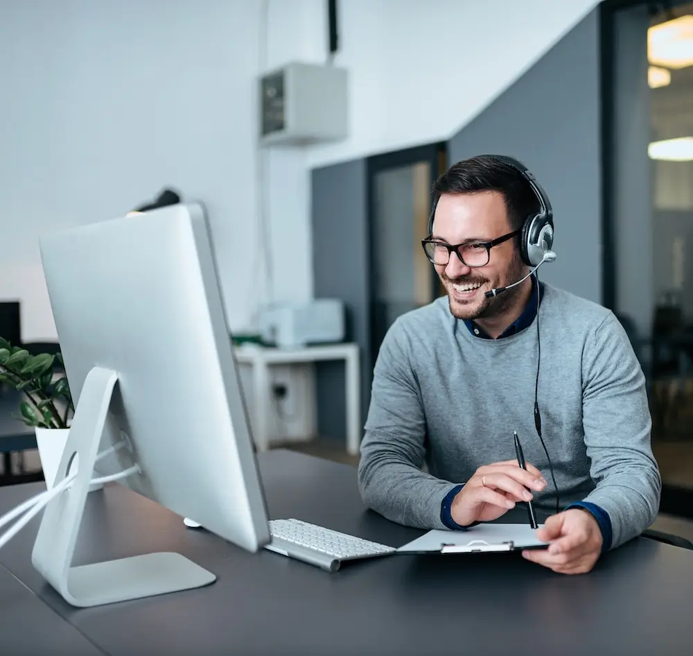 Homme devant son écran