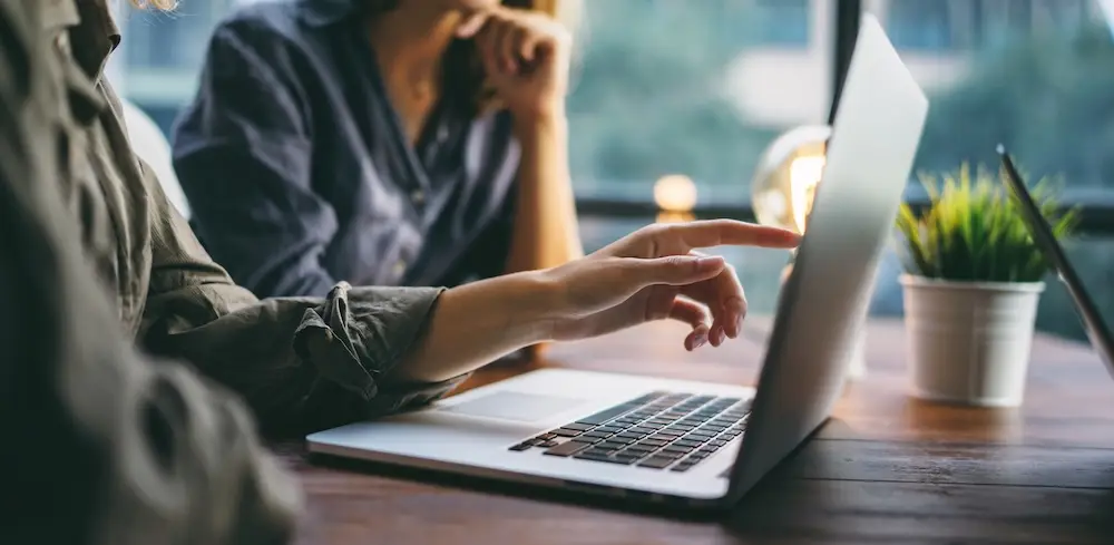 Femme qui montre un ordinateur